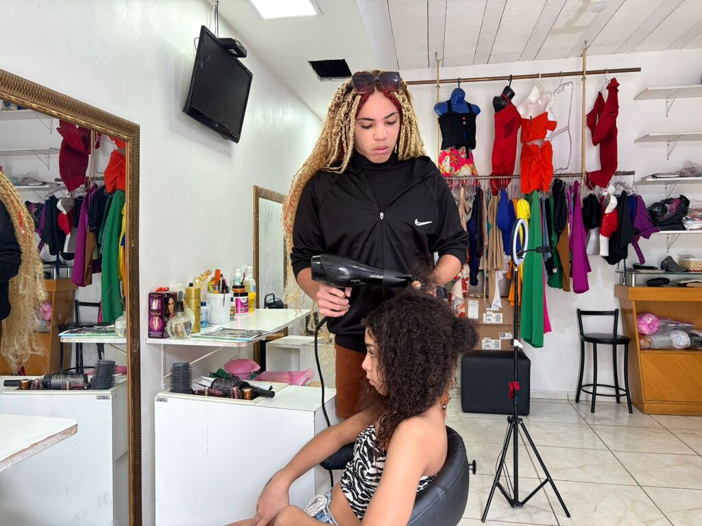 Trancista do Chapadão se torna referência para jovens da comunidade