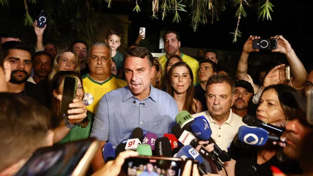 Flávio Bolsonaro lidera em 86% das zonas eleitorais sob domínio e influência da milícia no 1º turno