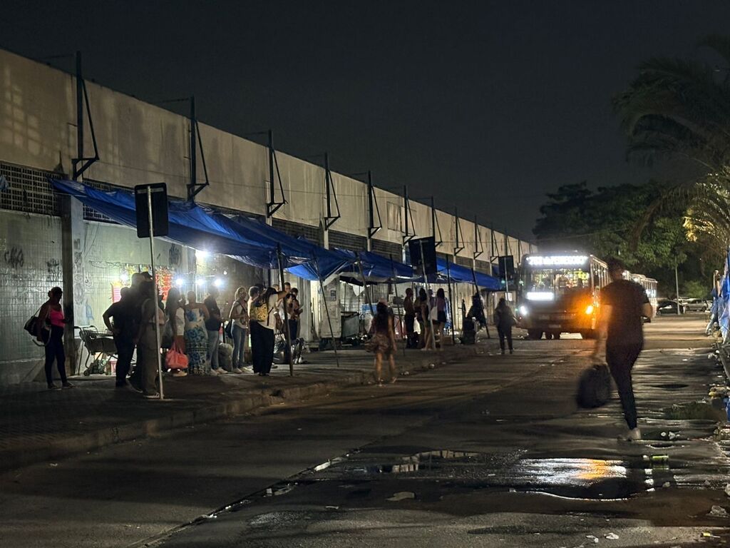 Passageiros cobram ponto de ônibus com cobertura em Coelho Neto