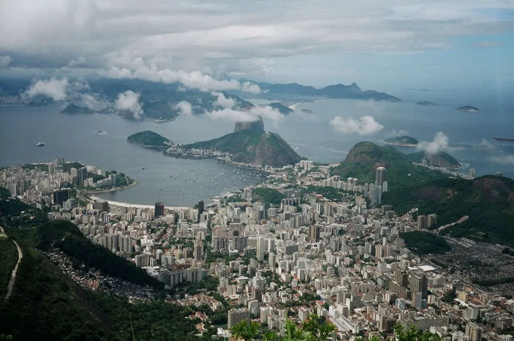 Depois de duas semanas de céu cinzento, o sol volta a brilhar no Rio neste sábado