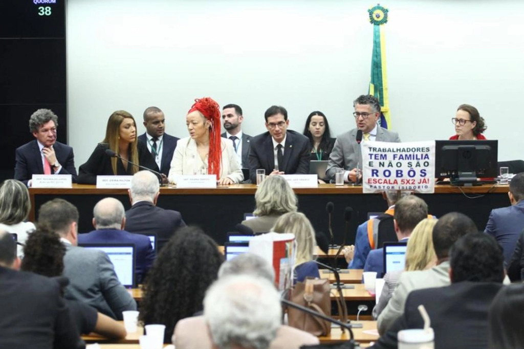 Comissão da Câmara aprova parecer da PEC que reduz jornada de trabalho e altera escala 6x1