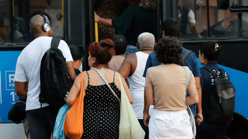 Greve dos rodoviários é suspensa, mas categoria mantém estado de mobilização no Rio